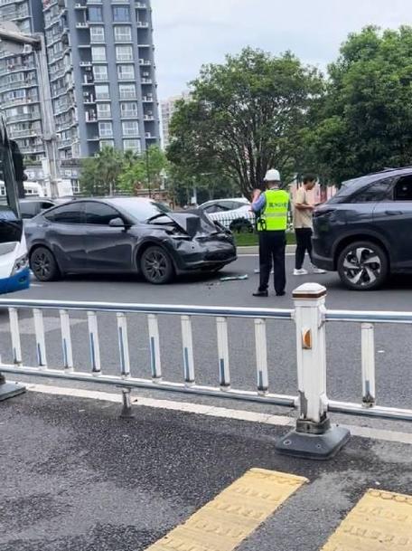 澳门资料百科:特斯拉追尾大货车
