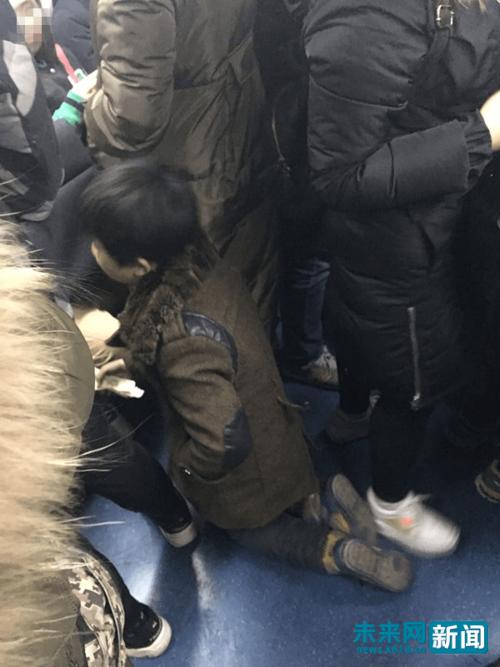新澳2025年最新版资料柳媚花明:带不同小孩地铁乞讨