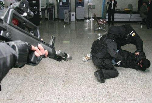 新澳今日图片分析:银行抢劫案嫌犯落网